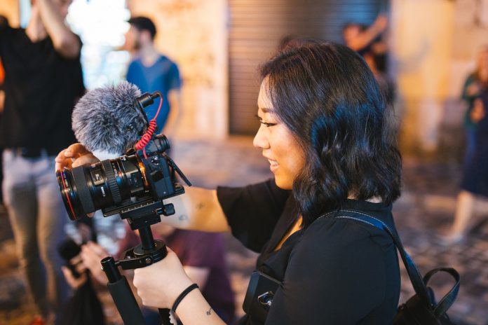 camera-dslr-camera-equipment-1615824