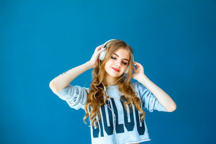 women-wearing-a-headphone-2751115