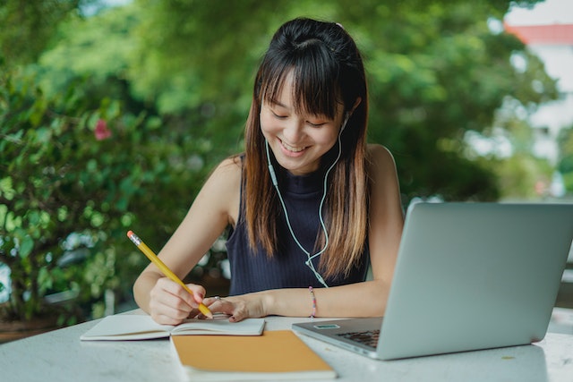 pexels-zen-chung-5538618 No-essay scholarships