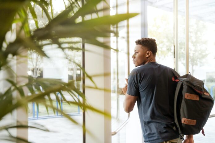 pexels-linkedin-sales-navigator-1251861 Ultimate guide to college grants